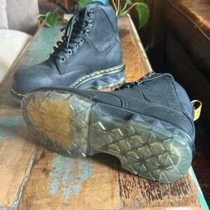 NEVER WORN BLACK DR MARTENS. Excellent condition. M 7, W 8, EU 39. Don’tmissthis